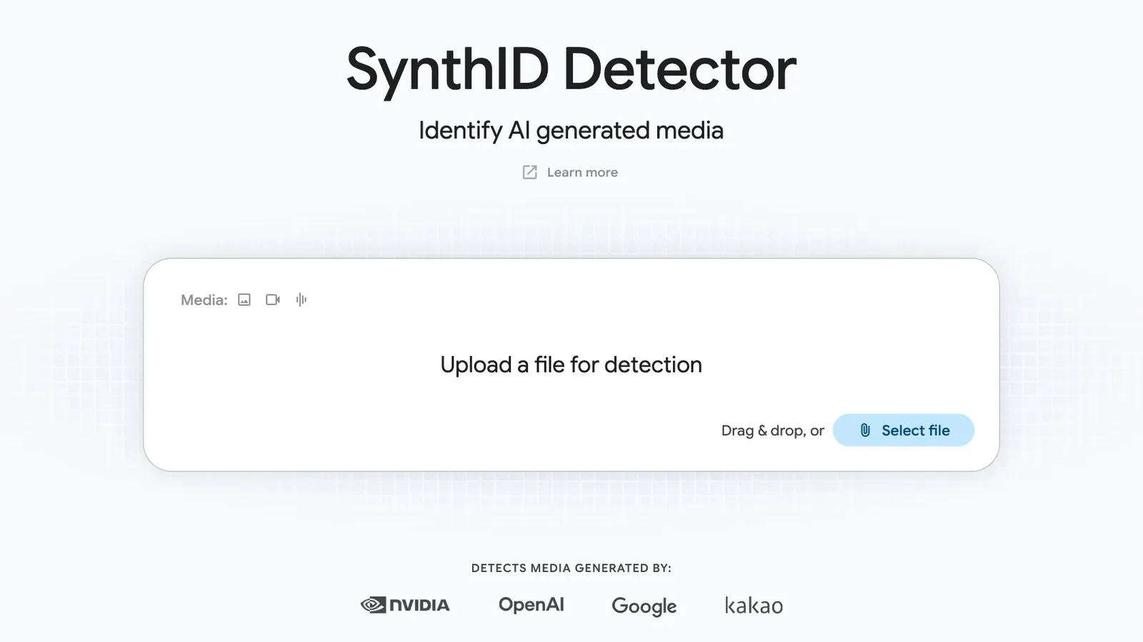 หน้าแรกของ SynthID Detector ที่ synthid.com มีช่องอัปโหลดไฟล์ภาพ วิดีโอ และเสียง และรายชื่อบริษัทที่ตรวจได้ คือ NVIDIA, OpenAI, Google และ Kakao