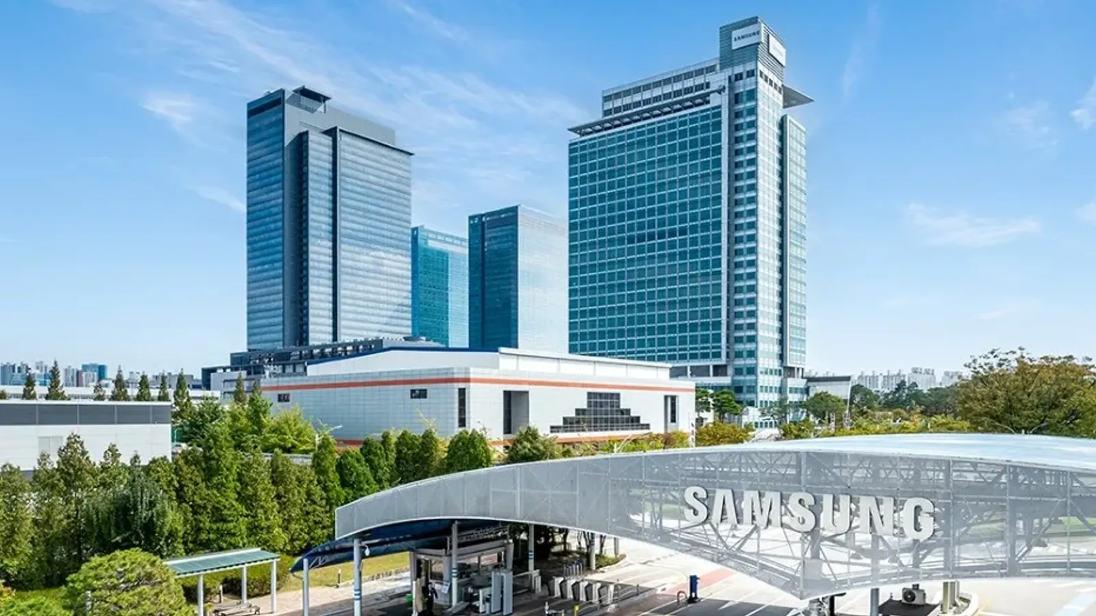 อาคารสำนักงานของ Samsung Electronics กับป้ายชื่อ SAMSUNG ที่ทางเข้า ภาพประกอบประกาศคาดการณ์ผลประกอบการไตรมาส 3 ปี 2026