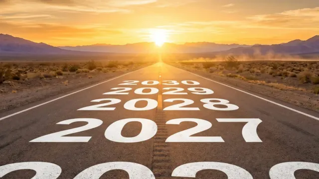 ถนนกลางทะเลทรายที่มีตัวเลขปี 2027 ถึง 2030 เขียนบนพื้นถนน ภาพประกอบประกาศ Business Suite 7 ของ SAP