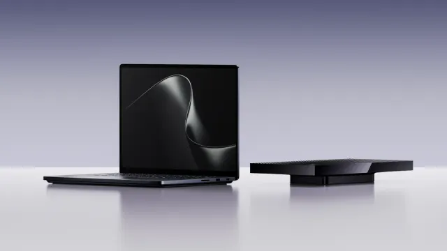 Surface Laptop Ultra วางคู่กับ Surface RTX Spark Dev Box บนโต๊ะ