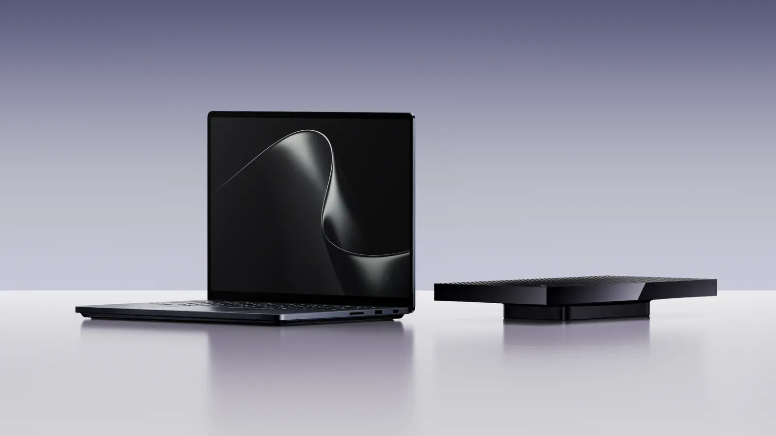 Surface Laptop Ultra วางคู่กับ Surface RTX Spark Dev Box บนโต๊ะ