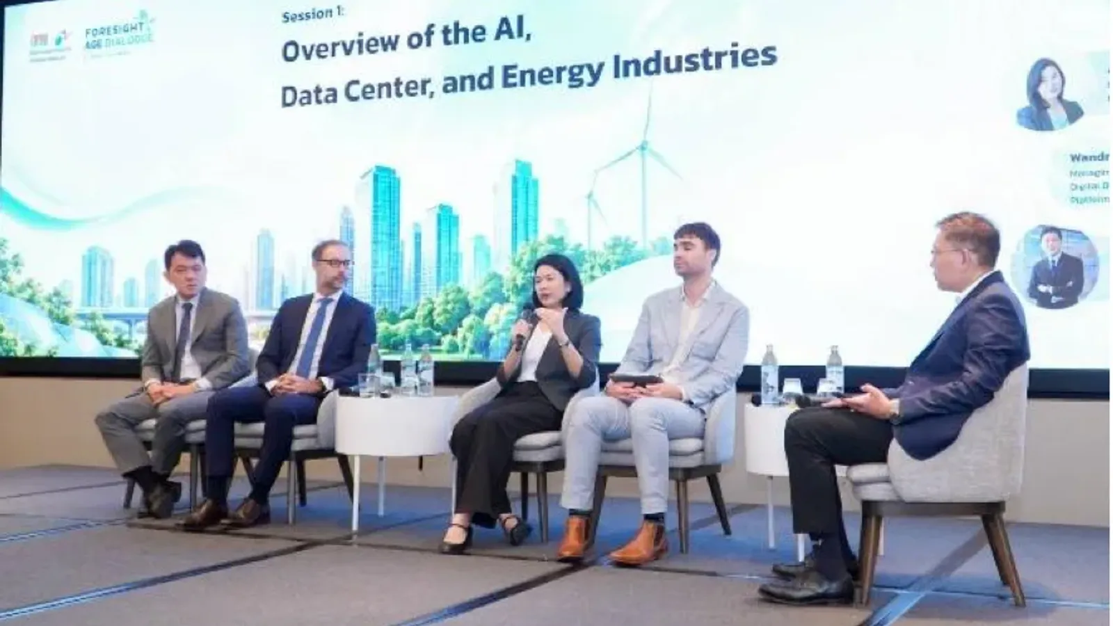 วงเสวนาห้าคนบนเวทีหน้าจอหัวข้อ Overview of the AI, Data Center, and Energy Industries