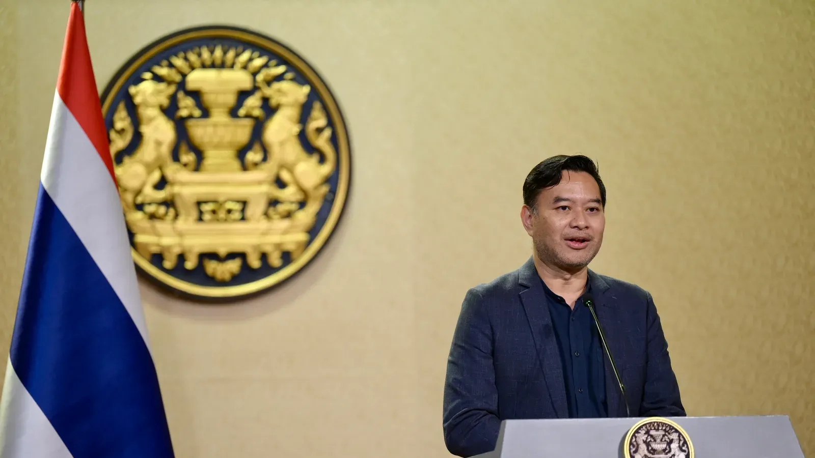 นายเอกภพ เพียรพิเศษ โฆษกประจำสำนักนายกรัฐมนตรี แถลงผลการประชุมคณะรัฐมนตรีที่ศูนย์แถลงข่าวรัฐบาล 6 ตุลาคม 2569