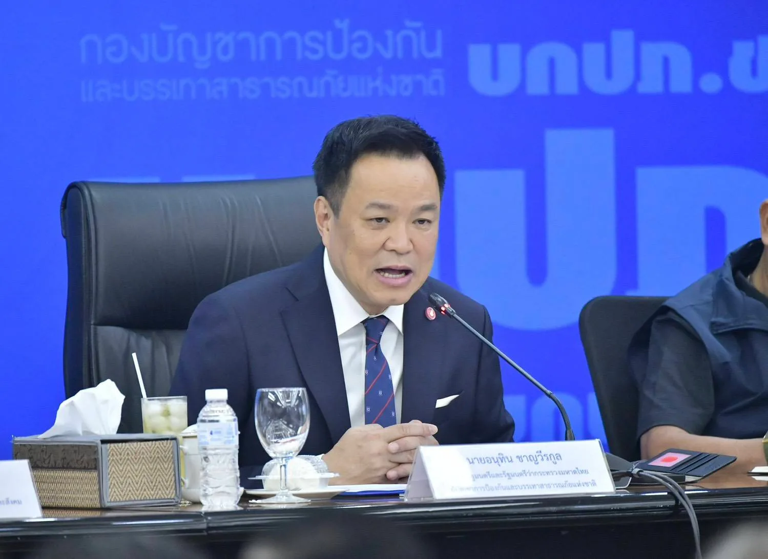 นายอนุทิน ชาญวีรกูล นายกรัฐมนตรี ประธานการประชุม บกปภ.ช. ติดตามสถานการณ์น้ำท่วมและการช่วยเหลือประชาชน
