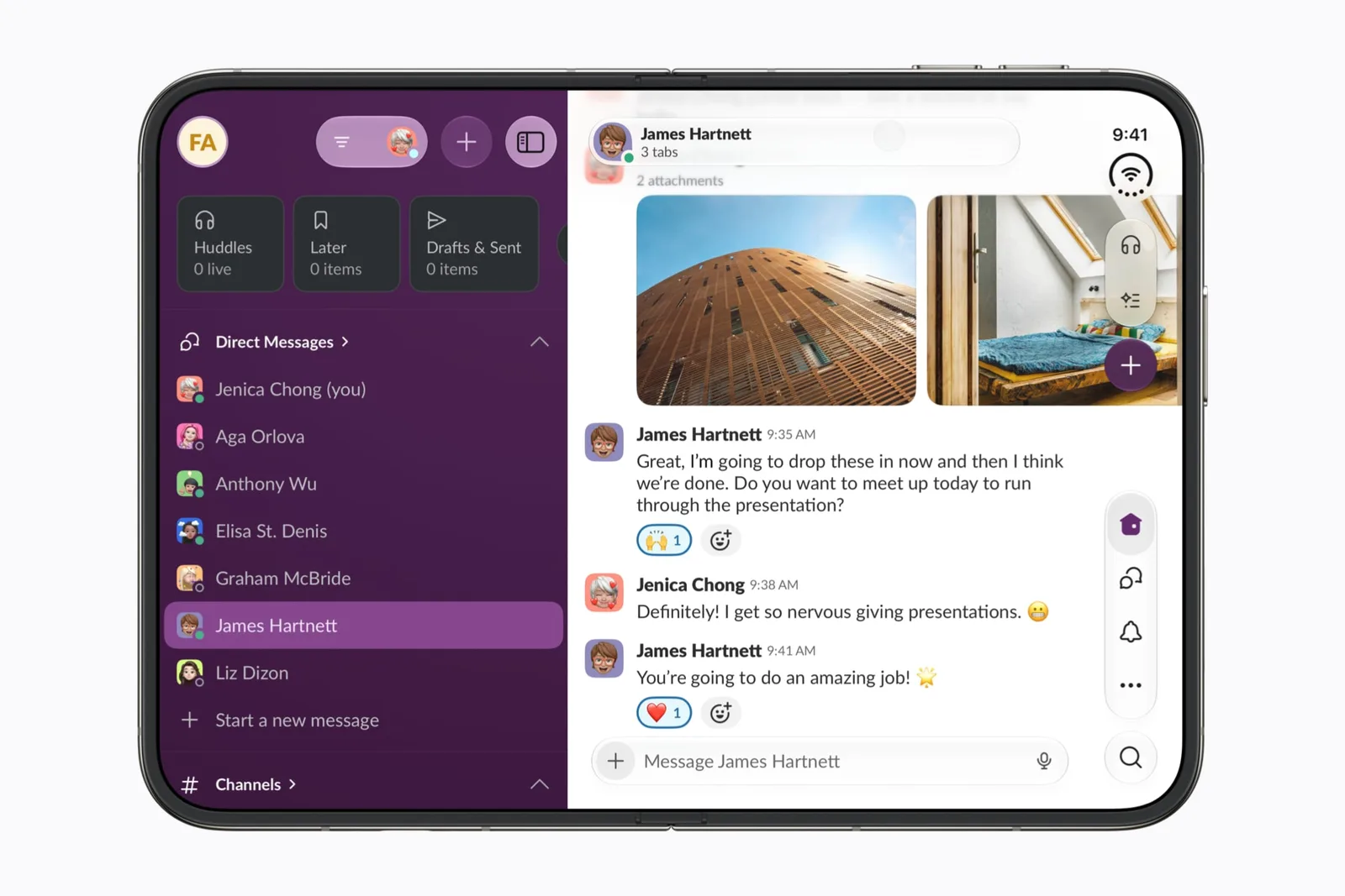 แอป Slack บนจอด้านในของ iPhone Duo แสดงรายการข้อความทางซ้ายและบทสนทนาทางขวา