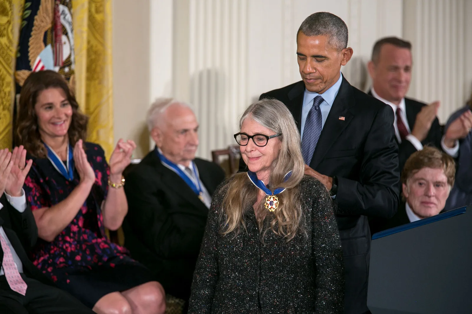 Barack Obama คล้องเหรียญ Presidential Medal of Freedom ให้ Margaret Hamilton ที่ทำเนียบขาว ปี 2016