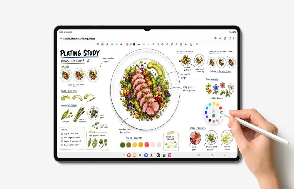 มือใช้ S Pen จดโน้ตและวาดภาพจานอาหารบนจอ Galaxy Tab S12