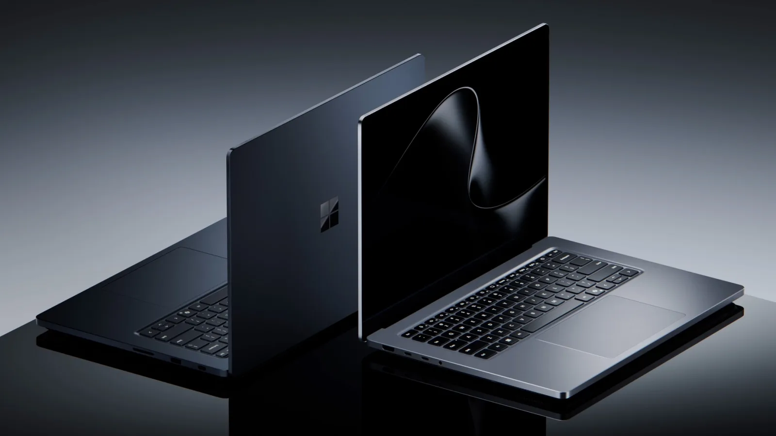 Surface Laptop Ultra สองเครื่อง เครื่องหนึ่งหันฝาหลังที่มีโลโก้ Microsoft อีกเครื่องเปิดให้เห็นจอและคีย์บอร์ด