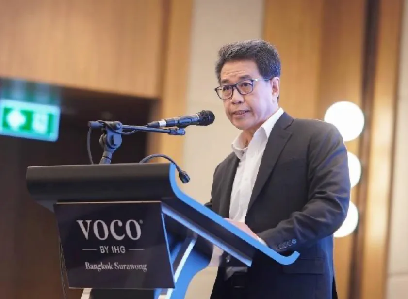 ผู้บริหารกล่าวที่โพเดียมของโรงแรมโวโค กรุงเทพฯ สุรวงศ์ ในงาน Foresight AGE Dialogue